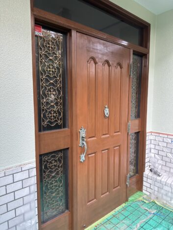 【施工実績】玄関扉の塗装を神奈川県茅ヶ崎市にて行いました。